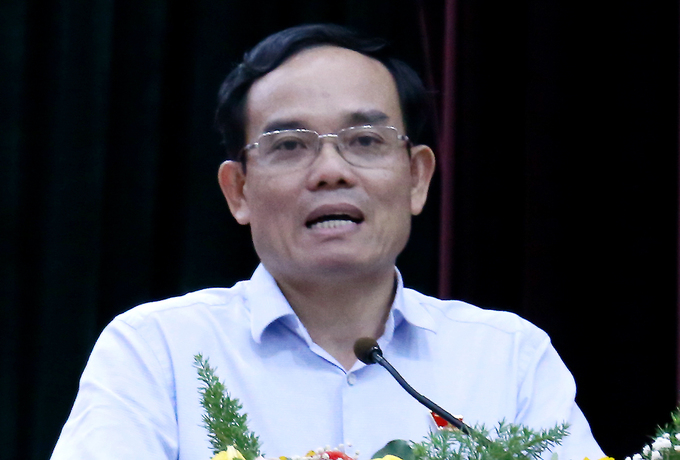 Phó bí thư thường trực Thành uỷ TP HCM Trần Lưu Quang trả lời các cử tri sáng 26/6. Ảnh: Trung Sơn.