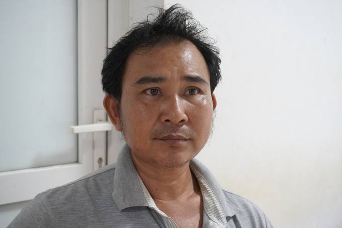 Ông Đào Văn Minh - chồng bà Tình, tại bệnh viện. Ảnh: Trần Hóa.