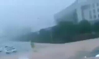 Ôtô ngập sâu trong nước lũ ở Trung Quốc