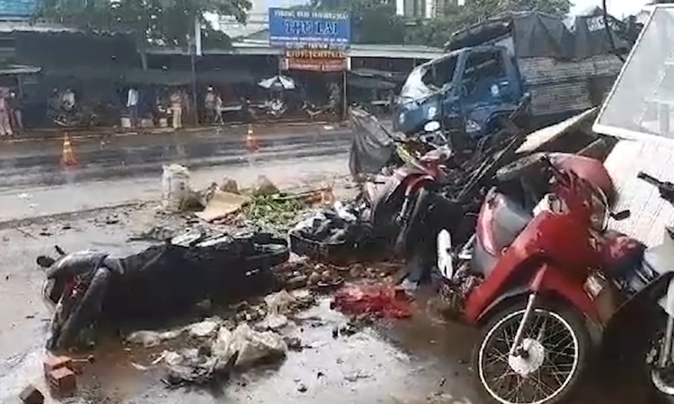 Ôtô tông vào chợ, 5 người chết