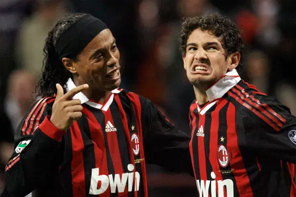Ronaldinho (trái) và đàn em đồng hương Pato là đồng đội trong màu áo Milan. Ảnh: Sun.