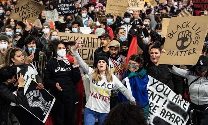 Đám đông tuần hành trong cuộc biểu tình vì quyền lợi của người da màu tại Sydney, Australia hôm 2/6. Ảnh: AAP.