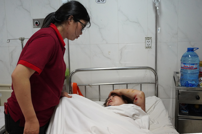 Chị Phương đang được điều trị tại Bệnh viện đa khoa vùng Tây Nguyên. Ảnh: Trần Hóa.