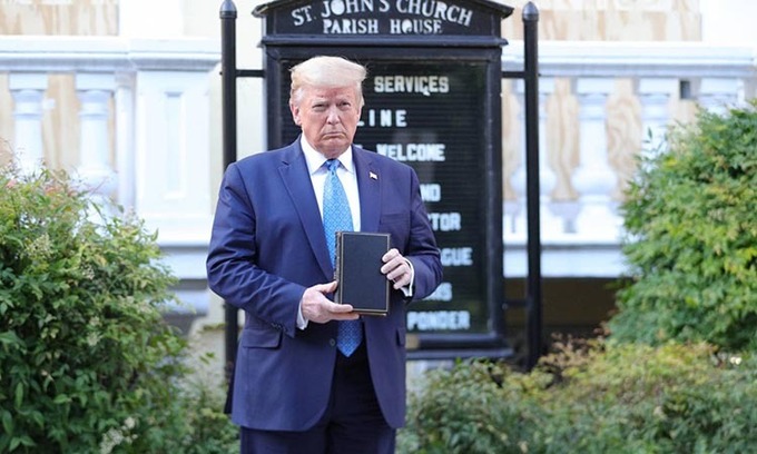 Tổng thống Mỹ Donald Trump chụp ảnh trước nhà thờ St. John gần Nhà Trắng hôm 1/6. Ảnh: Reuters.