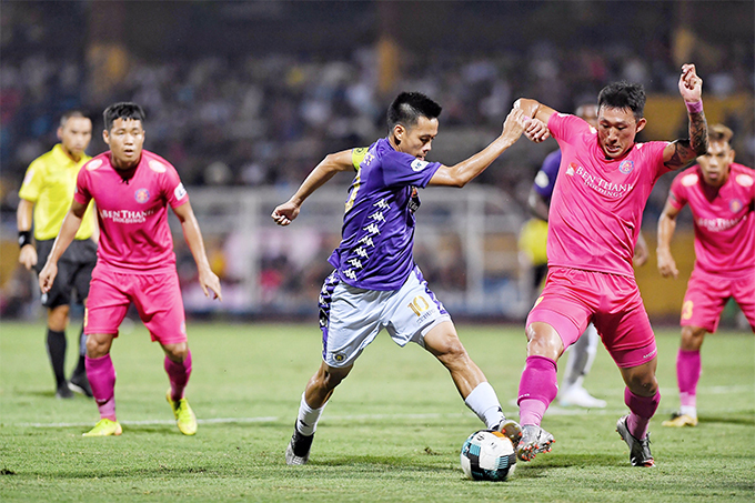 Dù thiếu vắng nhiều trụ cột, CLB Hà Nội vẫn thi đấu áp đảo trong hiệp một. Tuy nhiên, kết thúc 45 phút đầu tiên, không có bàn thắng nào được ghi.
