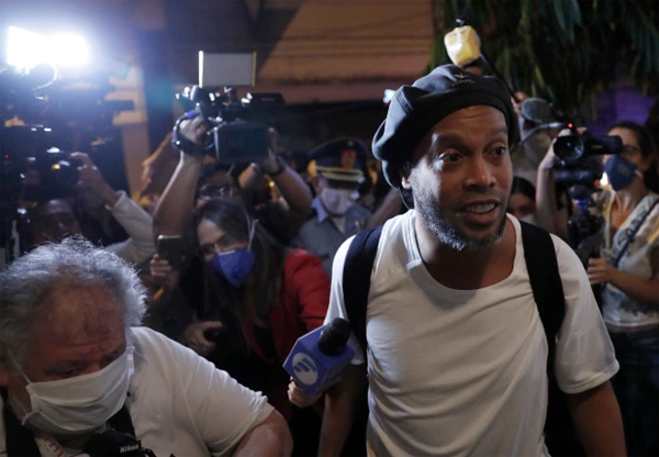 Ronaldinho bị bắt ở Paraguay vì dùng hộ chiếu giả hồi tháng 3. Ảnh: Sun.