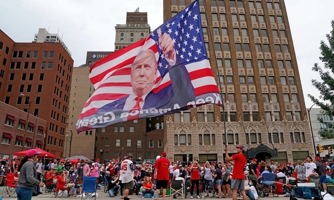Người ủng hộ Trump tập trung bên ngoài nơi tổ chức sự kiện vận động tranh cử ở Tulsa, Oklahoma, hôm 20/6. Ảnh: NYTimes.