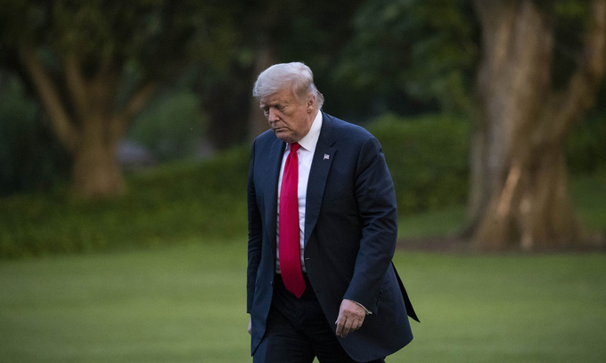 Tổng thống Donald Trump đi dạo trên bãi cỏ phía nam Nhà Trắng, thủ đô Washington, hôm 25/6. Ảnh: AP.