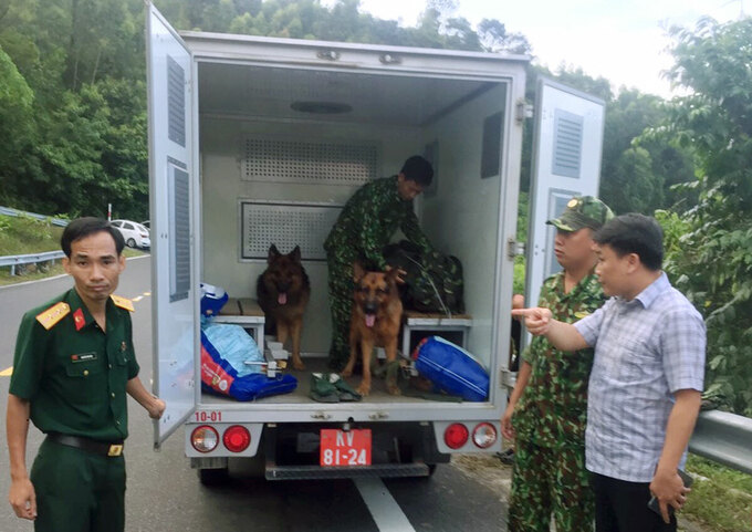 Lực lượng quân đội đưa chó nghiệp vụ đến hiện trường truy bắt Sự. Ảnh: Ngọc Rạng