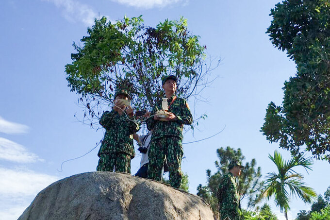 Bộ đội biên phòng bay flycam tại rừng Hải Vân để truy tìm sự. Ảnh: Hồ Nam.