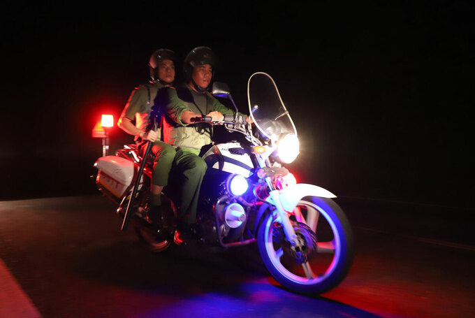 Cảnh sát tuần tra trên đèo Hải Vân truy tìm Sự khuya 4/6. Ảnh: Nguyễn Đông.