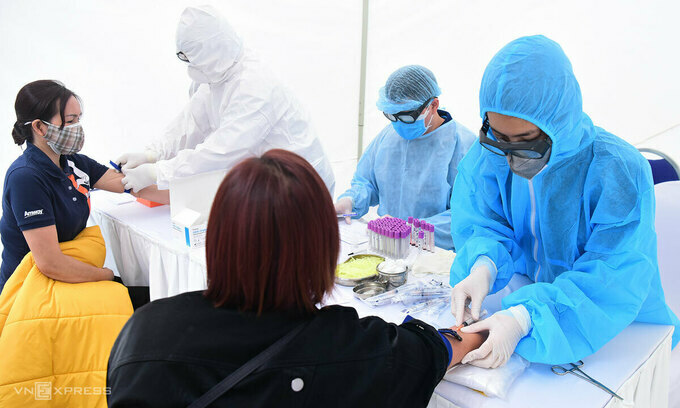 Nhân viên y tế lấy mẫu xét nghiệm nhanh tại quận Đống Đa, Hà Nội tháng 3/2020. Ảnh:Giang Huy