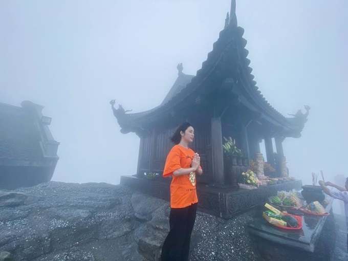 Thuộc thế hệ 9X nhưng Yan My thích du lịch tâm linh. Cô tham quan và dâng hương tại chùa Đồng - ngôi chùa linh thiêng tọa lạc ở đỉnh cao nhất của dãy Yên Tử.