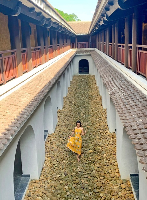 Không gian rộng, mang phong cách tôn nghiêm, là nơi NTK Adrian Anh Tuấn chọn để giới thiệu bộ sưu tập của anh vào tháng 9/2019. Bộ sưu tập tên Yên, được lấy cảm hứng từ chính vùng đất này.