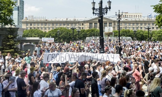 Người biểu tình tràn xuống đường phố phản đối vụ bắt Thống đốc Furgal tại thành phố Khabarovsk, vùng Viễn Đông, Nga, ngày 18/7. Ảnh: AFP.