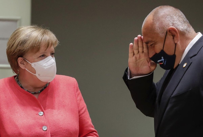Thủ tướng Bulgaria Boyco Borrisov (phải) giơ tay chào Thủ tướng Đức Angela Merkel tại hội nghị ở Brussels, Bỉ hôm 17/7. Ảnh: AP.