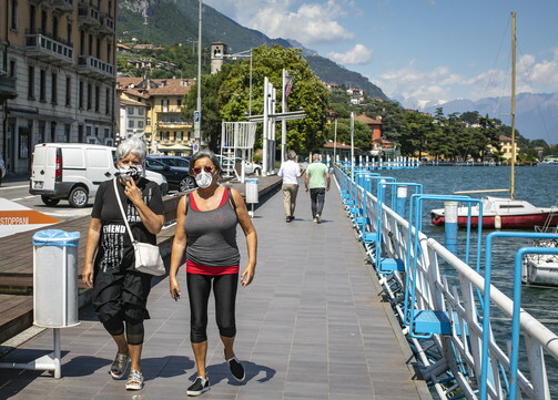 Người dân đi bộ ven hồ sau khi lệnh phong tỏa được dỡ bỏ tại Bergamo, Italy, hôm 25/5. Ảnh: Reuters.