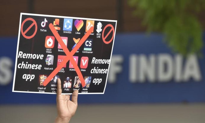 Một người giơ áp phích kêu gọi tẩy chay các ứng dụng trên smartphone của Trung Quốc tại New Delhi, Ấn Độ, hôm 30/6. Ảnh: Hindustan Times.
