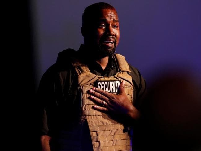 Kanye West khóc trong cuộc vận động tranh cử ở Charleston, bang Nam Carolina, hôm 19/7. Ảnh: Reuters