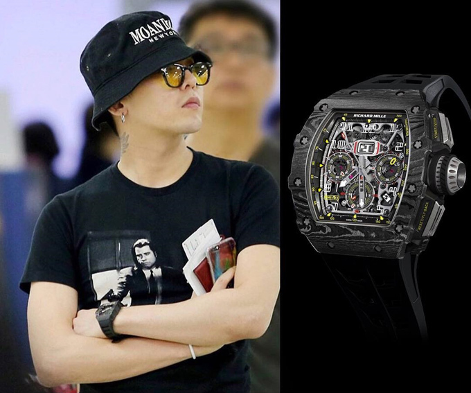 Bên cạnh đó, G-Dragon từng đeo thiết kế RM 11-03 Carbon TPT hơn 3 tỷ đồng với trang phục thường ngày.