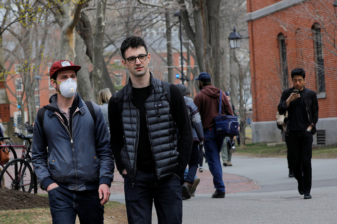 Sinh viên đi trong sân trưởng đại học Harvard ở thành phố Cambridge, bang Massachusetts, hôm 10/3. Ảnh: Reuters