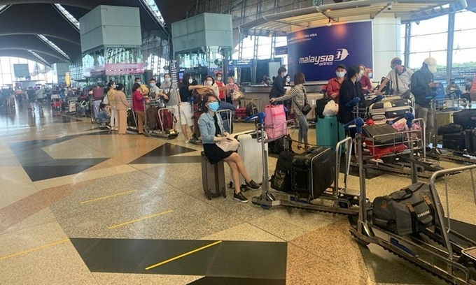 Công dân Việt Nam xếp hàng tại sân bay ở Malaysia, chuẩn bị lên máy bay về nước ngày 5/7. Ảnh: Bộ Ngoại giao.