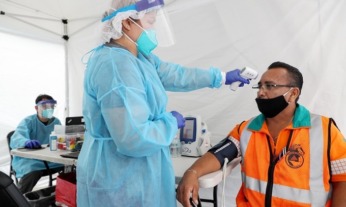 Nhân viên y tế kiểm tra sức khỏe cho người dân ở Long Beach, California, Mỹ, hôm 16/7. Ảnh: AFP.