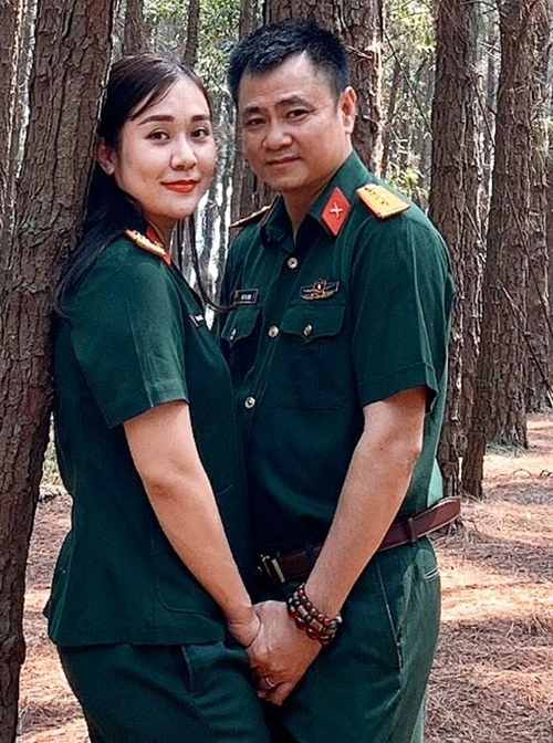 [Caption]Đằng sau lưng của người đàn ông thành công là một người phụ nữ vất vả vì chồng. Cảm ơn cô Bộ Đội của đời tôi. Chúc mừng Đại uý- NSND Tự Long nhắn gửi tới bà xã.