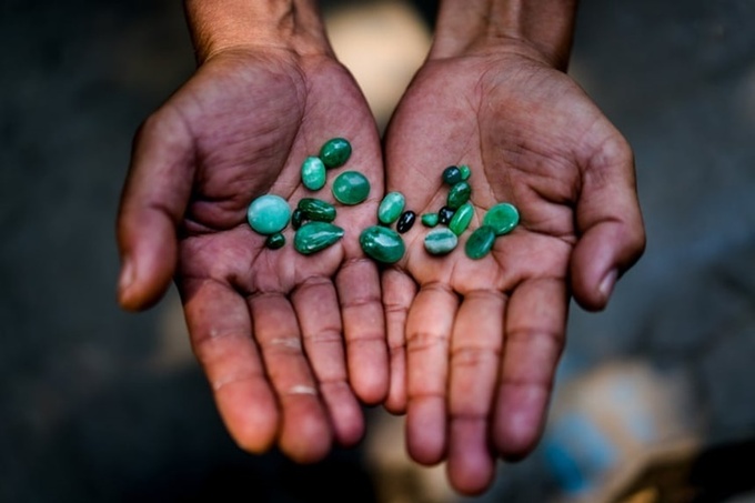 Những viên đá ngọc bích trên tay một nhà buôn Myanmar. Ảnh: Washington Post.