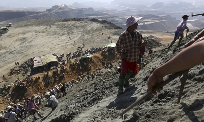 Các công nhân tại một mỏ khai thác ngọc bích ở Hpakant, bang Kachin, Myanmar. Ảnh: Reuters.