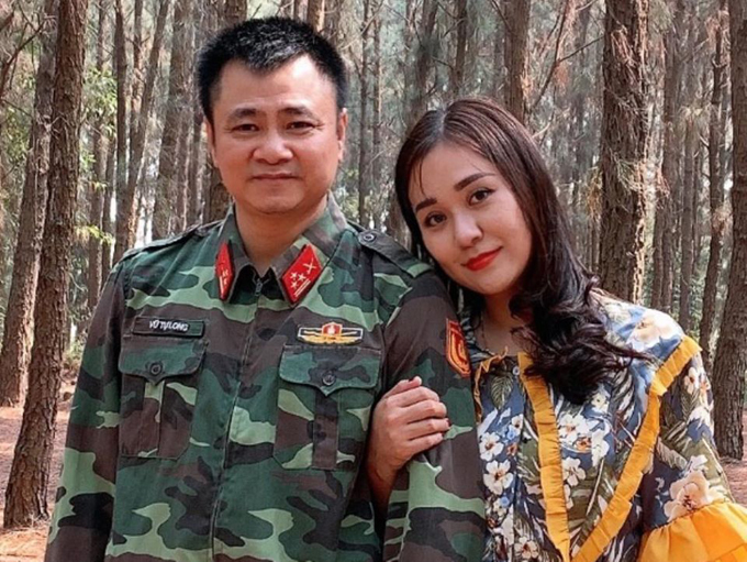 [Caption]au khi kết hôn, Minh Nguyệt từng tâm sự: Làm vợ anh Tự Long, tôi phải làm quen với nhiều thói quen mới của chồng cũng như những đặc thù công việc và hào quang của một người nổi tiếng mang lại. Tôi cũng thích nghi dần và tìm thấy những niềm vui trong đó. Anh Tự Long cũng thay đổi nhiều để phù hợp cũng như chia sẻ với tôi nhiều hơn nên tôi cảm thấy cuộc sống dễ chịu và không có phiền muộn gì về sự nổi tiếng của chồng.