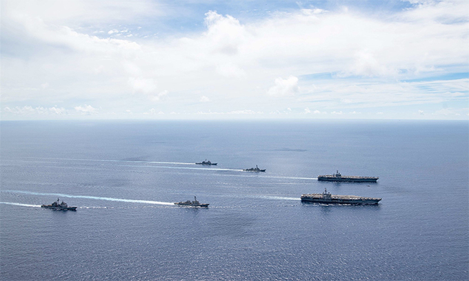 Tàu sân bay USS Ronald Reagan (phía trước, bên phải) và USS Nimitz (phía sau, bên phải) cùng các chiến hạm hộ tống diễn tập tại Biển Đông, ngày 6/7. Ảnh: US Navy.