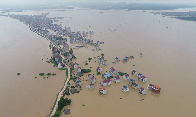 Khu dân cư thuộc huyện Bà Dương, tỉnh Giang Tây ngập trong nước lũ, ngày 9/7. Ảnh:CGTN.