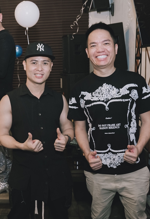 Ông bầu Quang Cường (phải) tươi cười chụp hình cùng DJ.