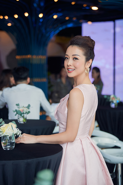 Sáng 20/7, hoa hậu Jennifer Phạm xuất hiện tại một sự kiện tổ chức ở Hà Nội với vai trò MC. Bà mẹ bốn con sở hữu trở thành tâm điểm khi sở hữu nhan sắc cuốn hút, mặn mà.