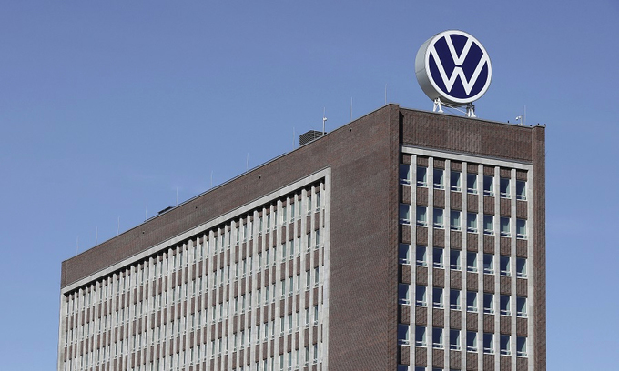 Logo Volkswagen trên nóc tòa nhà trụ sở chính của hãng tại Đức. Ảnh: Volkswagen