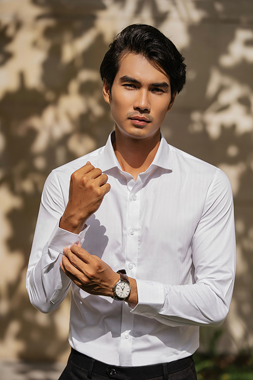 Vẻ lịch lãm của Trịnh Xuân Nhản khi làm mẫu ảnh.