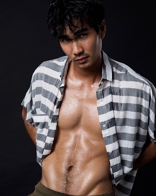 Trịnh Xuân Nhản gây chú ý qua các phim khi khoe thân hình săn chắc, nam tính.