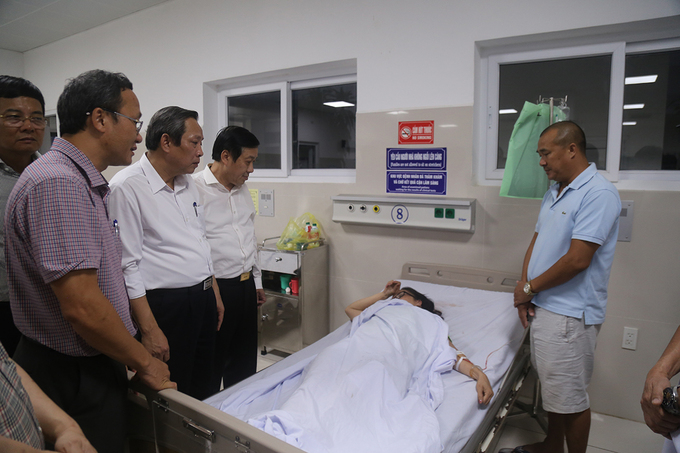 Lãnh đạo Ban an toàn giao thông quốc gia và tỉnh Quảng Bình đến thăm nạn nhân vụ tai nạn. Ảnh: Hoàng Táo