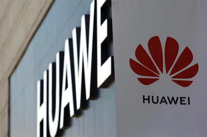 Biển hiệu Huawei bên ngoài một khu mua sắm lớn tại Bắc Kinh (Trung Quốc). Ảnh: Reuters