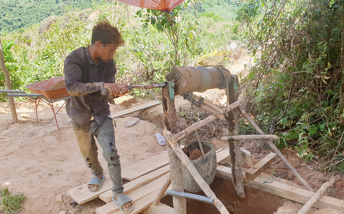 Phu vàng đang kéo tời đưa khoáng sán dưới giếng lên. Ảnh: Đắc Thành.