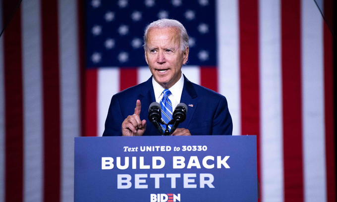 Cựu phó tổng thống Joe Biden trình bày kế hoạch tái thiết tại thành phố Wilmington, Delaware, hôm 14/7. Ảnh: NYTimes.