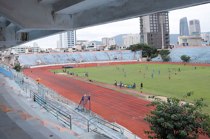 Một góc sân vận động Chi Lăng hiện tại. Ảnh: Nguyễn Đông.