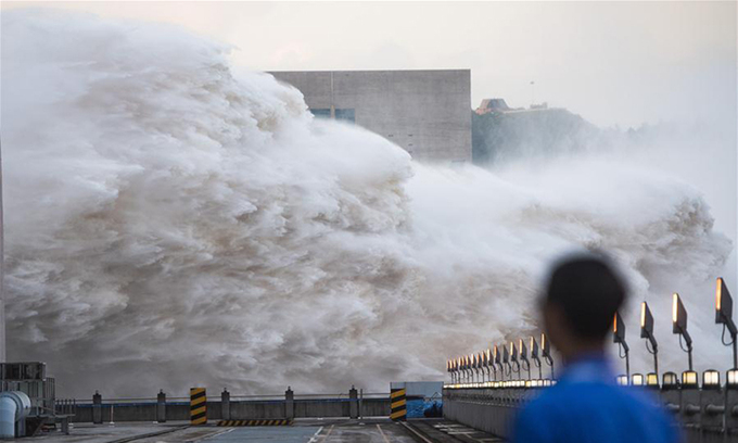 Đập Tam Hiệp ở tỉnh Hồ Bắc, Trung Quốc xả lũ hôm 19/7. Ảnh: Xinhua.