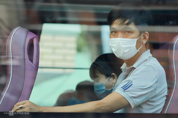 Người nhà bệnh nhân đang điều trị tại Bệnh viện Đà Nẵng được đưa đi cách ly tập trung, chiều 27/7. Ảnh: Nguyễn Đông.