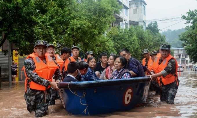 Người dân tại khu vực ngập lụt ở Trùng Khánh được hỗ trợ sơ tán trong tuần này. Ảnh: AFP.