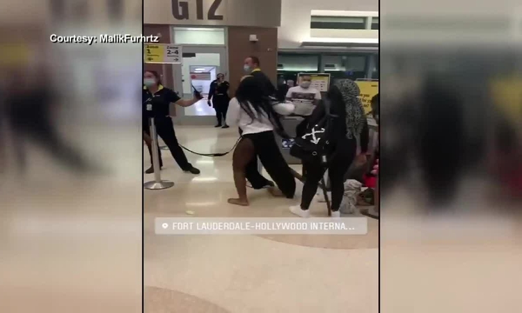 Hành khách đánh nhân viên sân bay vì bị hoãn chuyến