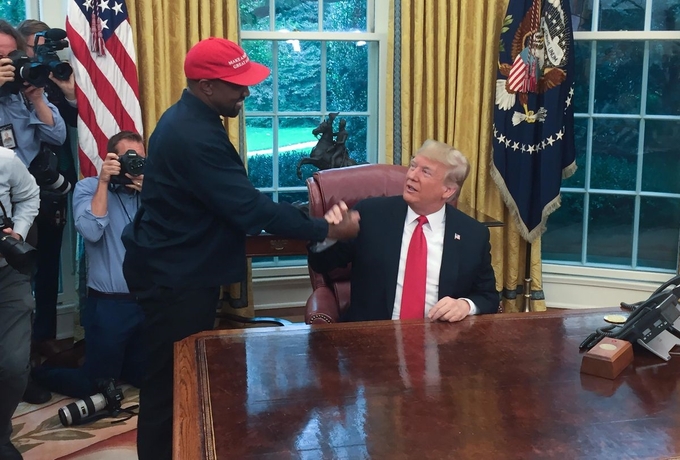 Kanye West (đội mũ đỏ) và Trump tại Phòng Bầu dục tháng 10/2018. Ảnh: AFP.