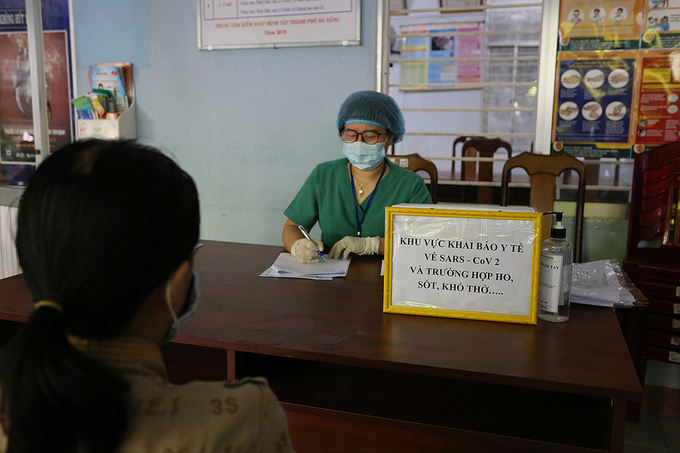 Người dân đến Trạm y tế phường Thanh Bình, quận Hải Châu khai báo y tế sáng 26/7. Ảnh: Đắc Thành.