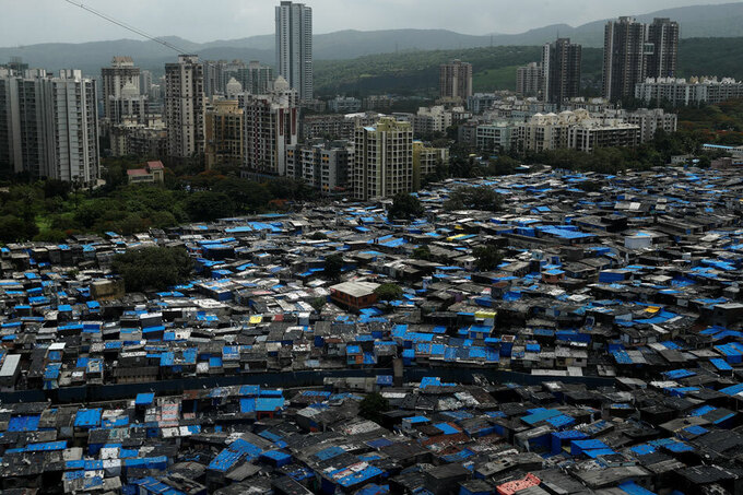 Toàn cảnh khu ổ chuột ở Mumbai, Ấn Độ hôm 27/6. Ảnh: Reuters